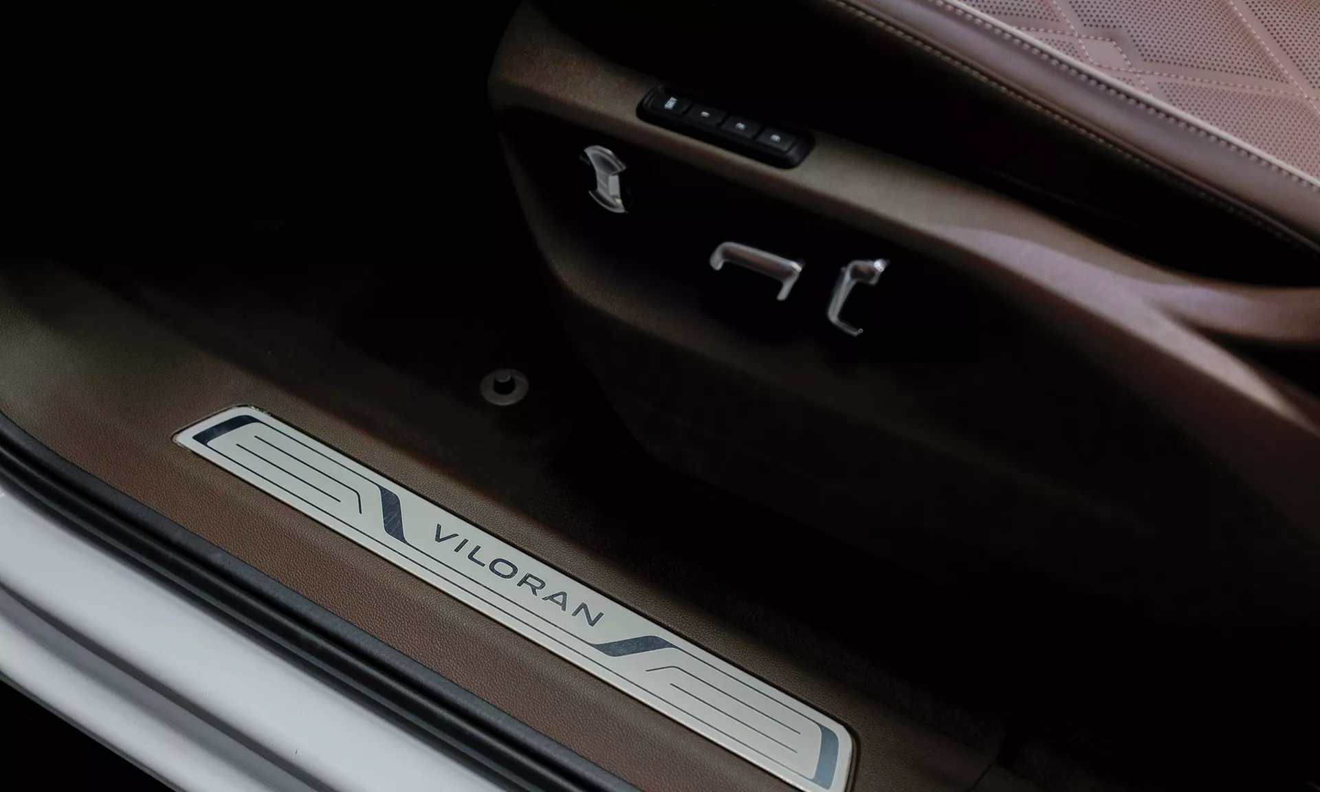 Hình minh họa: Ghế người lái chỉnh điện 8 hướng, 4 hướng đệm lưng, nhớ ghế 3 vị trí (Luxury). Ghế hành khách phía trước chỉnh điện 8 hướng, 4 hướng đệm lưng.