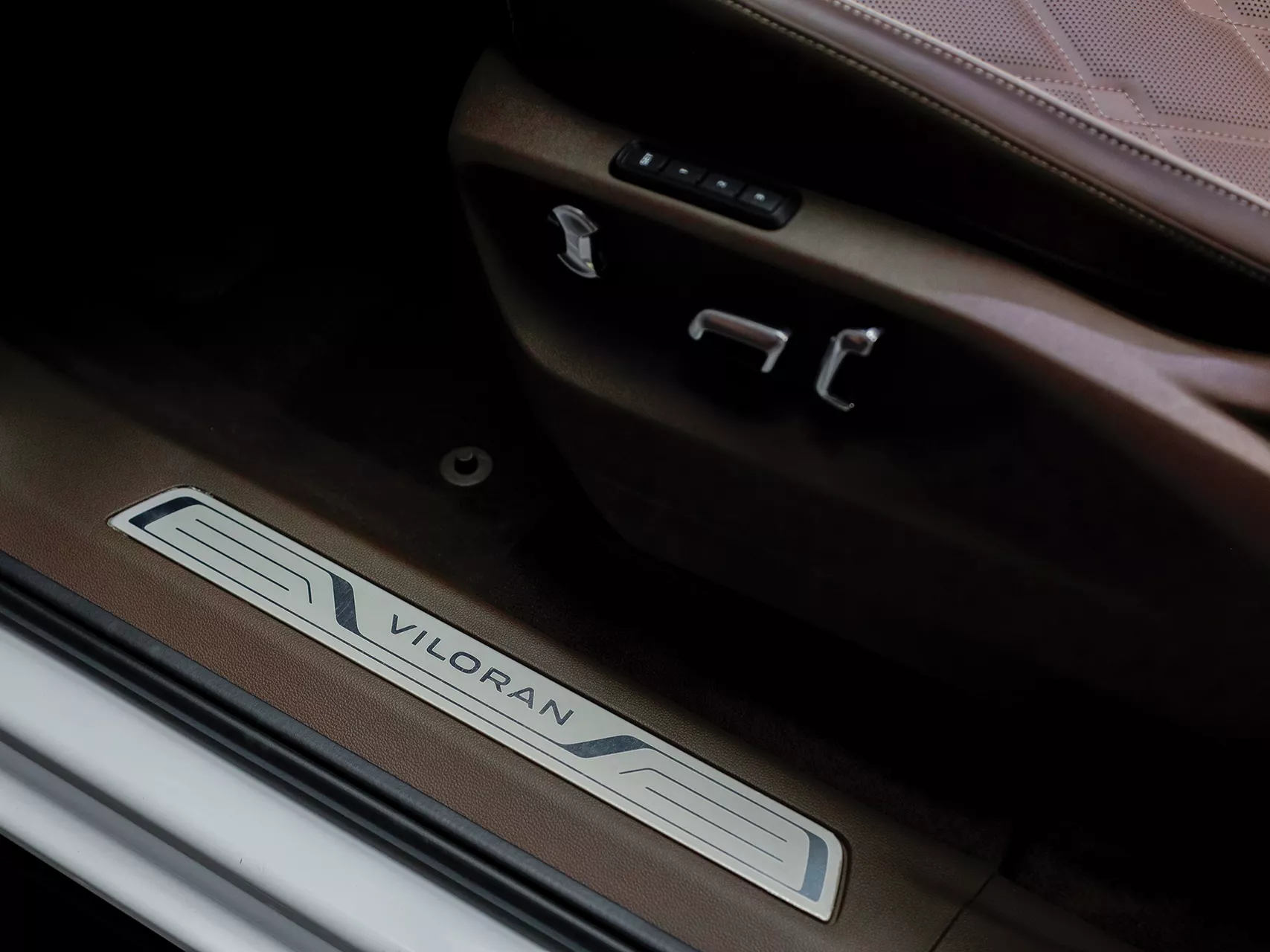 Hình minh họa: Ốp nẹp bước chân sang trọng với tên xe "VILORAN".