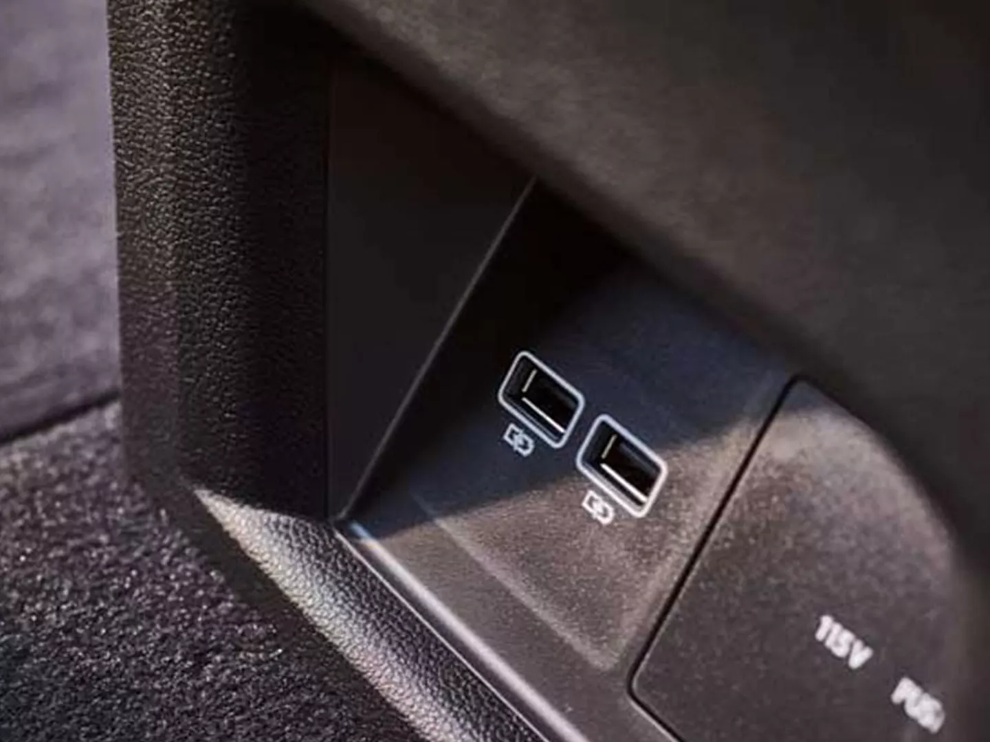 Hình minh họa: 4 cổng USB