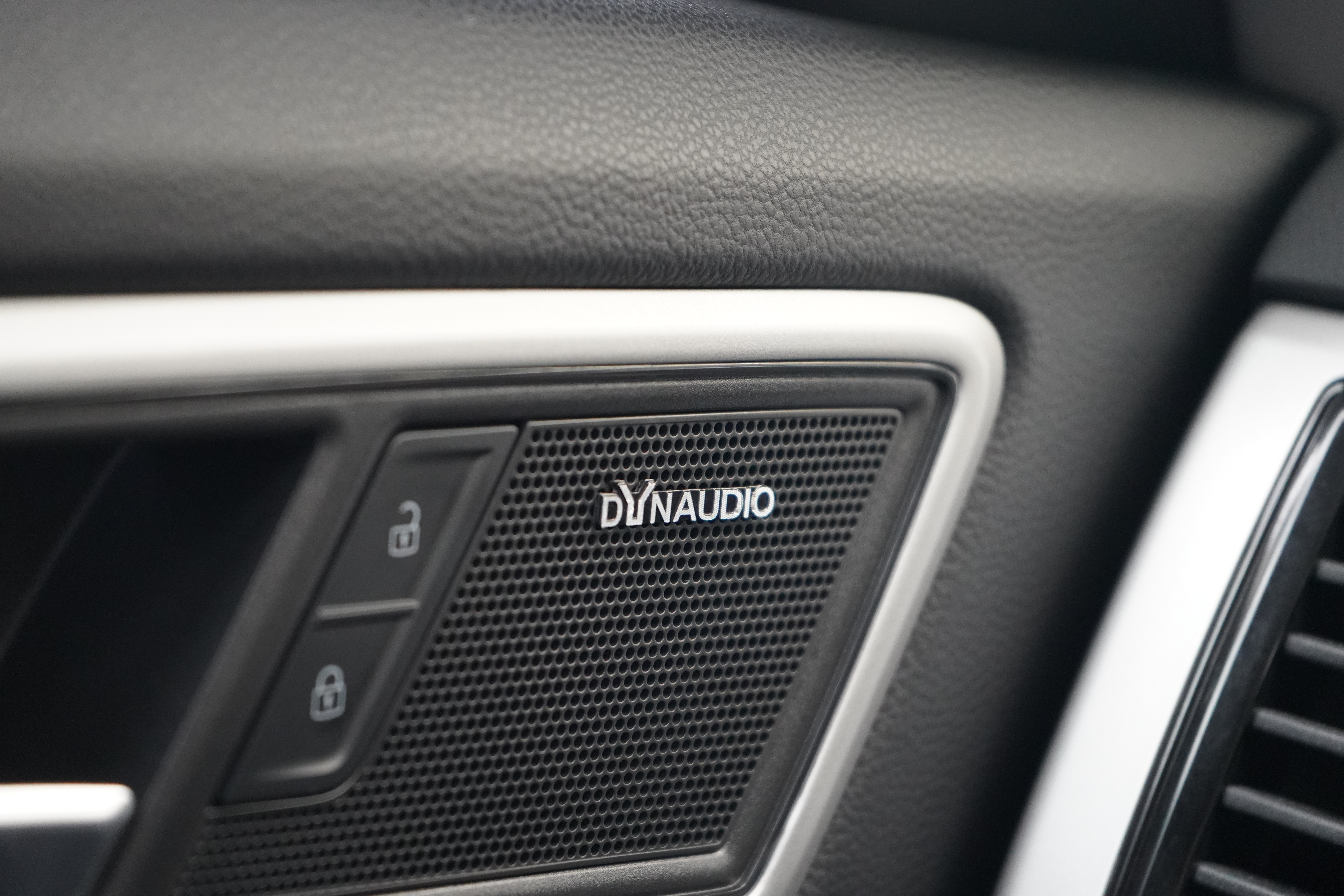 Volkswagen Teramont Limited Edition. Phiên bản đặc biệt chào đón cột mốc 2000 xe lăn bánh tại Việt Nam 2024 - 1719548197453