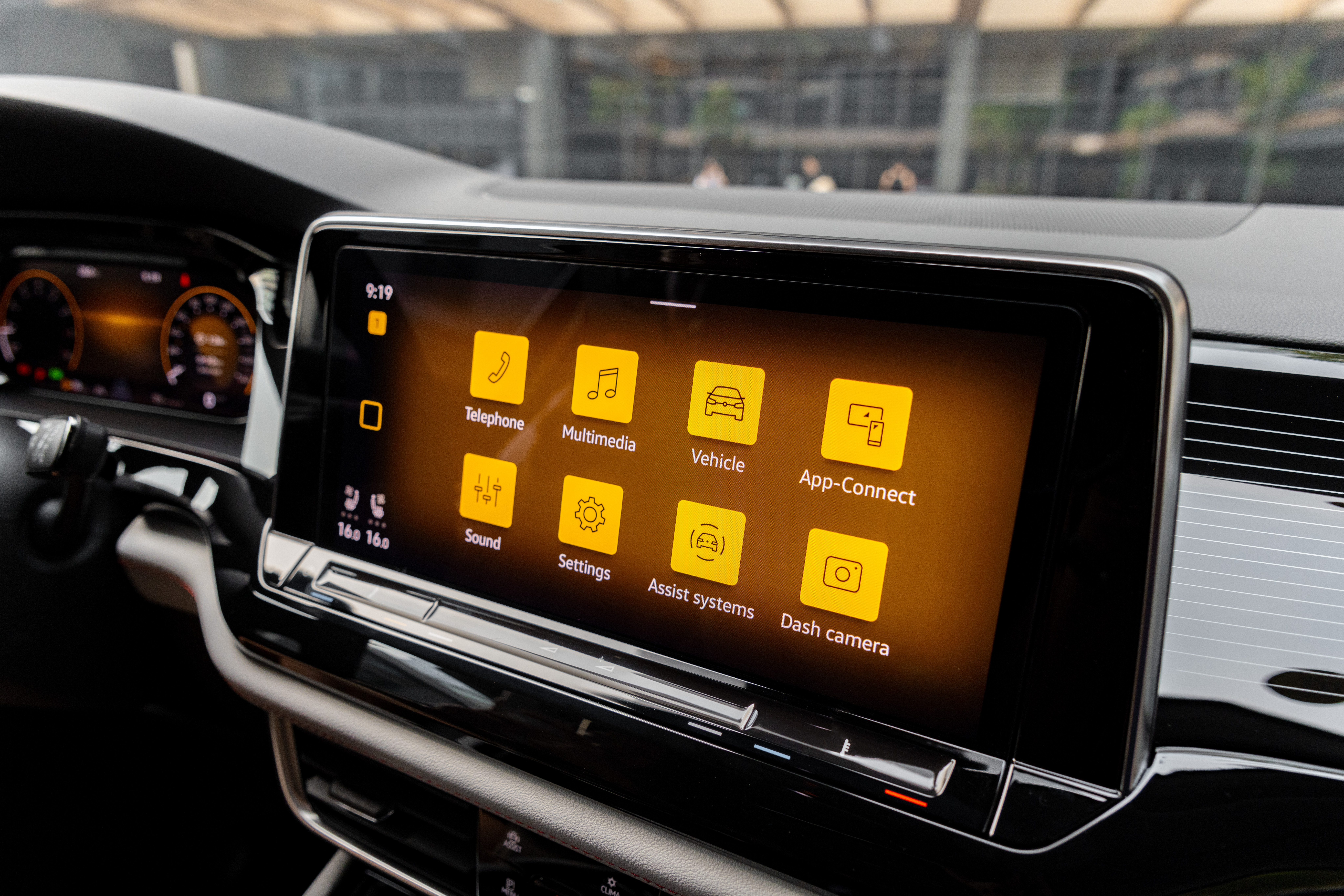 Màn hình giải trí trung tâm trên Teramont X.jpg