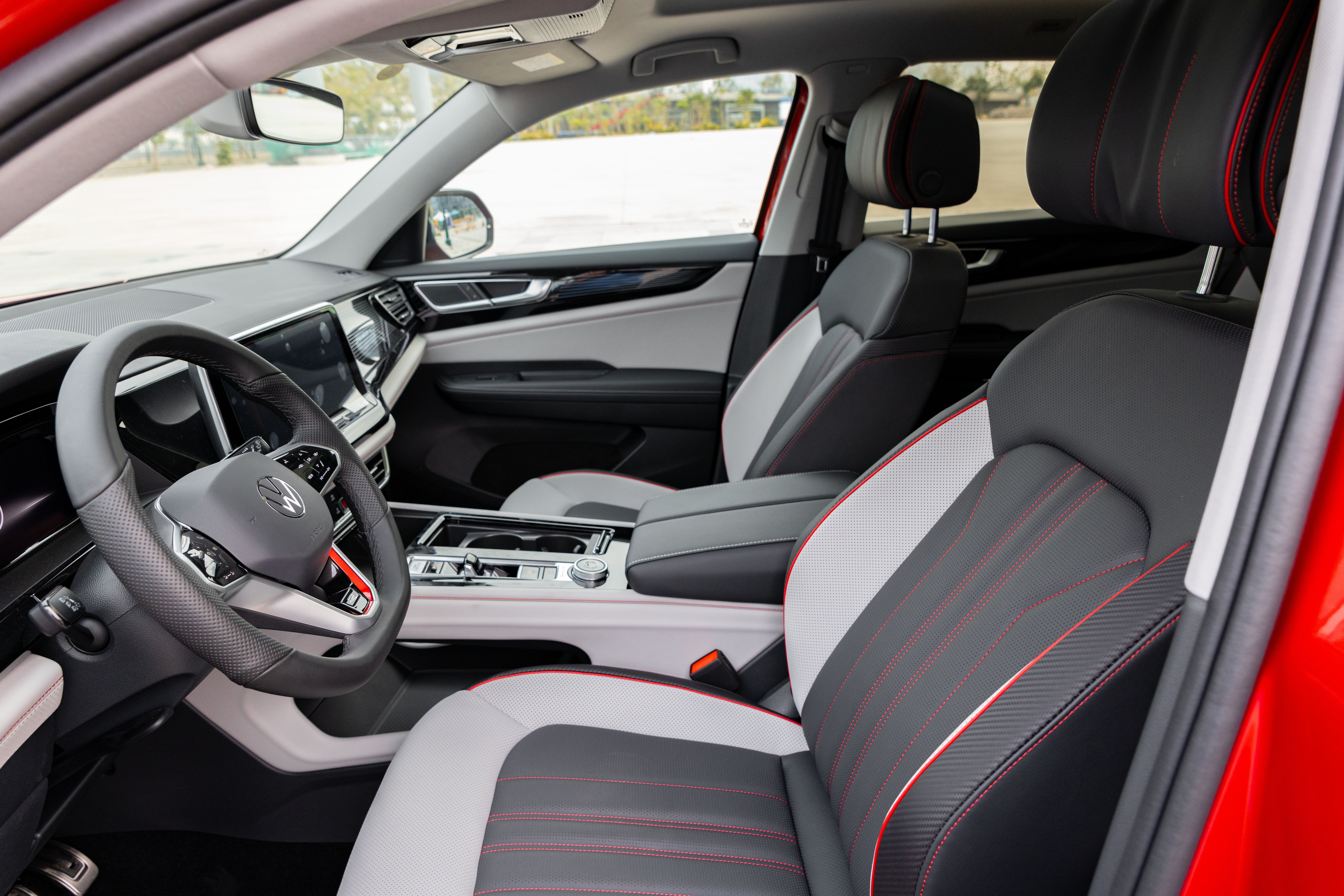 Hàng ghế trước trên Teramont X.JPG